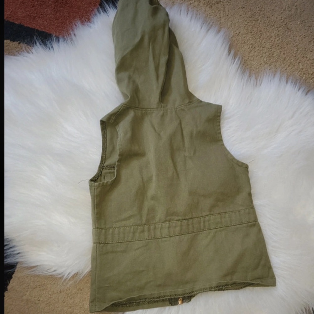 Girl’s boutique army zip up vest size 2T EUC - Picture 3 of 4